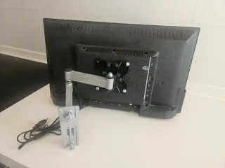 Televisor Nevir 24 con soporte de pared