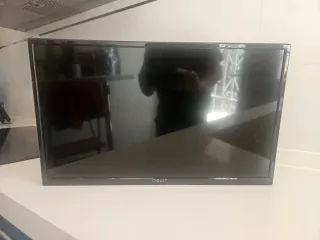 Televisor Nevir 24 con soporte de pared