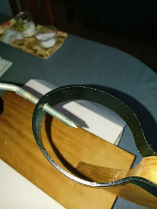 Jamonera de madera y metal