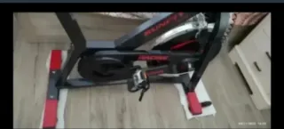 Bicicleta Estática Negra y Roja