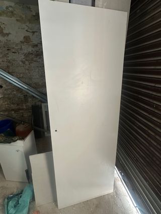 Puerta blanca interior