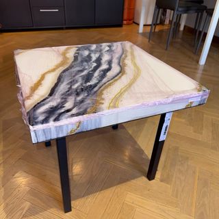 Mesa auxiliar resina y metal diseño mármol