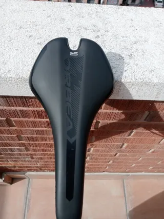 Tija y sillín de bicicleta negro