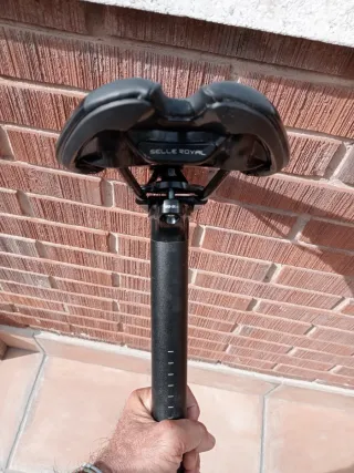 Tija y sillín de bicicleta negro