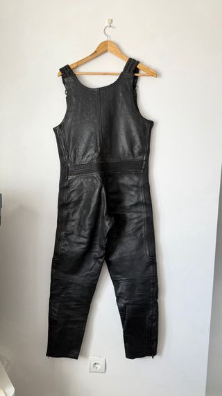 Mono de cuero negro