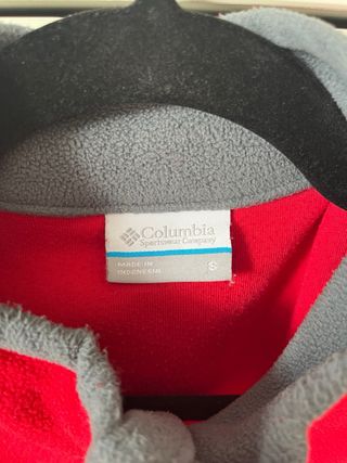 Polar marca Columbia. Disponible en azul y rojo