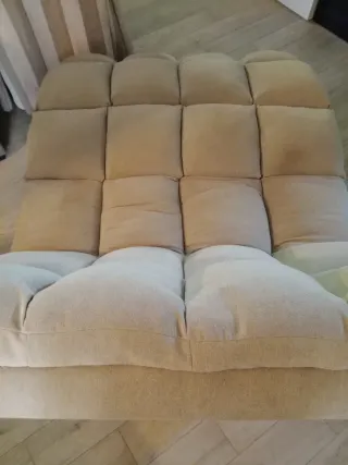 Diván de tela beige y marrón