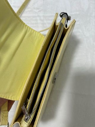 Bolso Stradivarius amarillo efecto piel