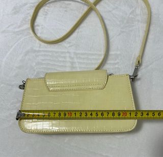 Bolso Stradivarius amarillo efecto piel