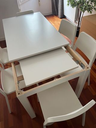 Mesa extensible y 6 sillas blancas