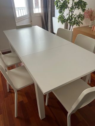 Mesa extensible y 6 sillas blancas
