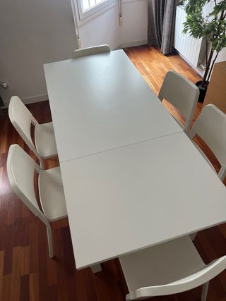 Mesa extensible y 6 sillas blancas