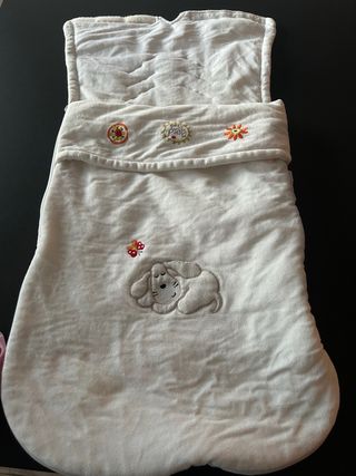 Saco de bebé blanco con perro bordado