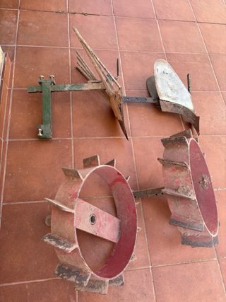 Ruedas y arado Honda para motocultor