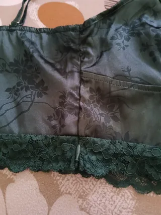 Top verde con encaje