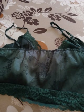 Top verde con encaje