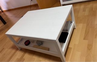 Mesa baja de salón blanca y madera