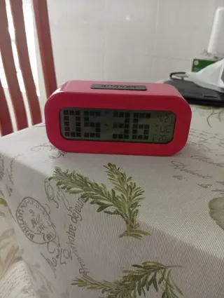 Reloj despertador digital rojo