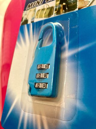 Lucchetto a combinazione per valigie.