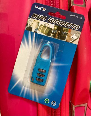 Lucchetto a combinazione per valigie.