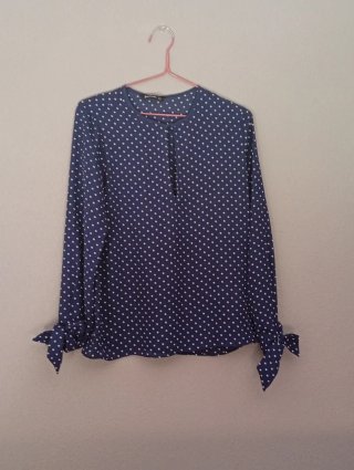 Blusa azul con lunares blancos