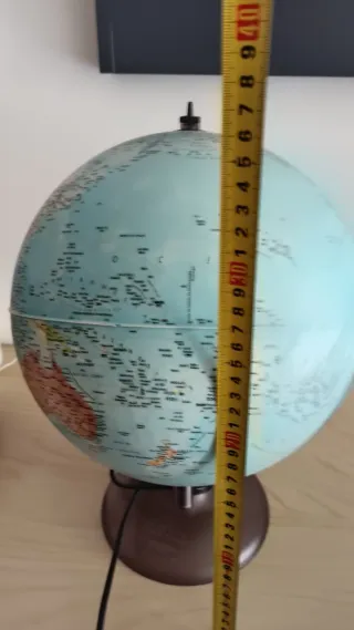 Globo terráqueo con luz