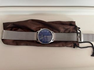 Reloj de Malla Plateado y esfera Azul