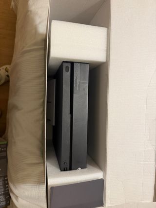 Xbox One X 1TB con mando y auriculares