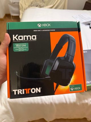Xbox One X 1TB con mando y auriculares
