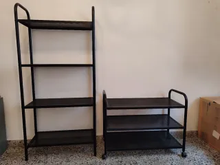 Estanterías metálicas negras