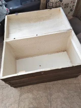 Baúl antiguo de metal y madera