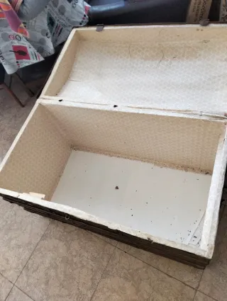 Baúl antiguo de metal y madera