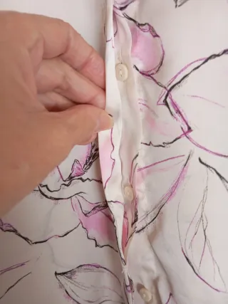 Blusa Zara floral satinada. Sin uso.