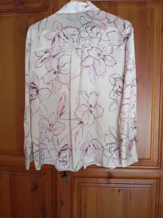 Blusa Zara floral satinada. Sin uso.