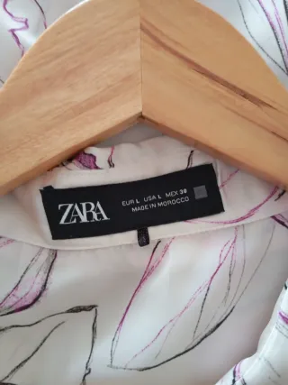Blusa Zara floral satinada. Sin uso.