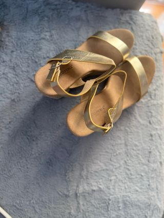 Sandalias doradas de cuña