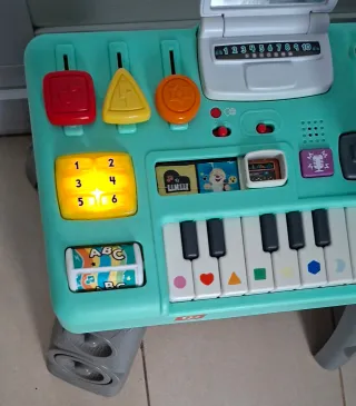 Mesa DJ Fisher-Price con piano,luces,sonidos,juego