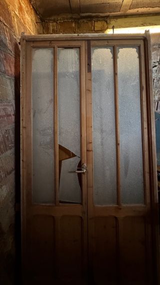 Doble puerta madera antigua con cristales antiguos