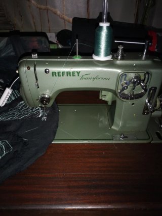 Máquina de coser Refrey con mueble