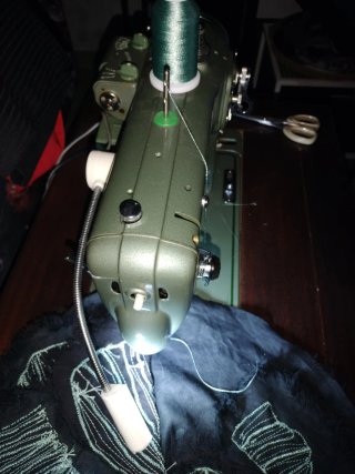 Máquina de coser Refrey con mueble