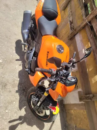 Kawasaki Z750 Naranja y Negra