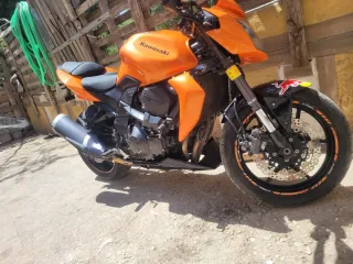 Kawasaki Z750 Naranja y Negra