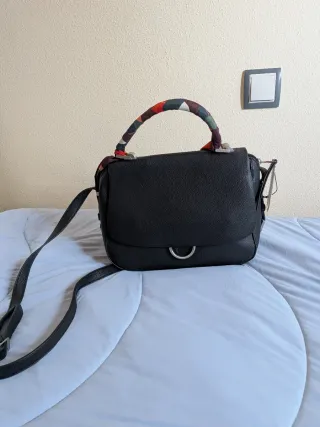 Bolso negro con pañuelo estampado