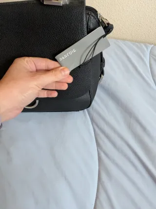 Bolso negro con pañuelo estampado