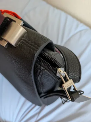 Bolso negro con pañuelo estampado