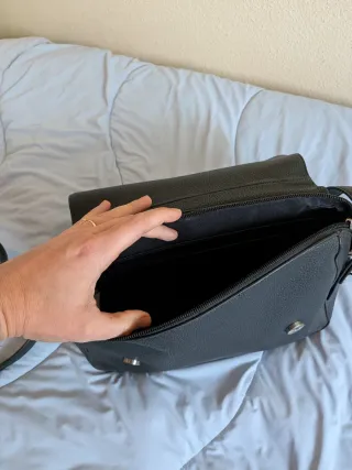 Bolso negro con pañuelo estampado