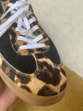 Coppia di scarpe sportive