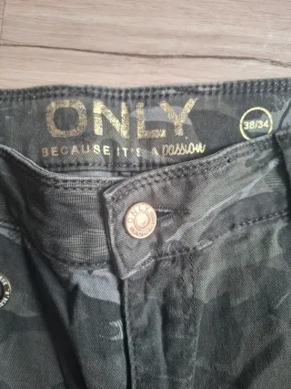 Pantalón estampado floral y camuflaje