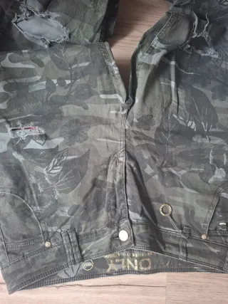 Pantalón estampado floral y camuflaje