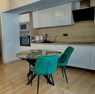 Cocina modular blanca con  fregadero y grifo Negro